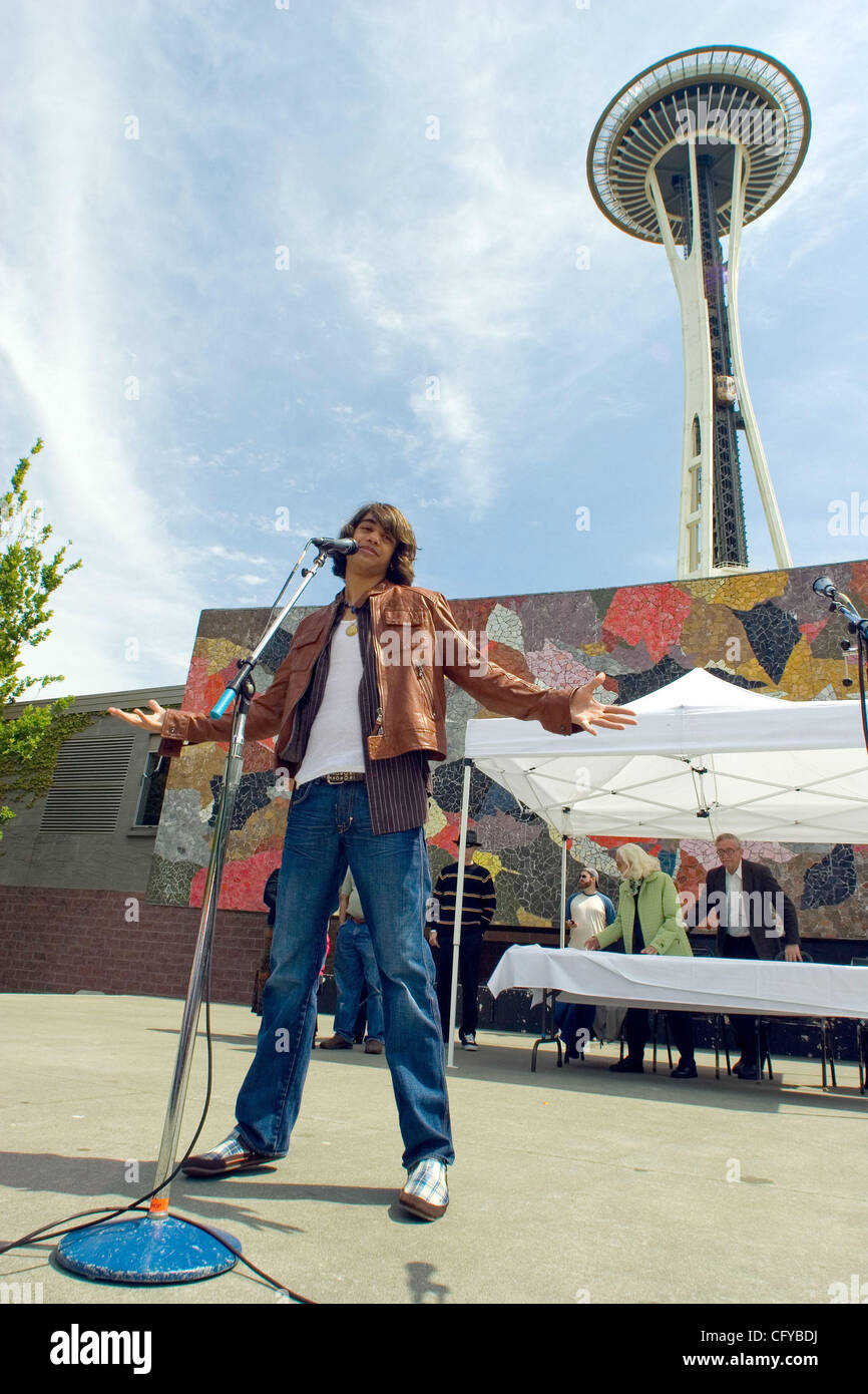 American Idol Sanjaya Malakar, fa la sua prima comparsa in Seattle dopo essere stato votato fuori. Sanjaya mostrato fino a Seattle Center, casa degli Space Needle a firmare autografi e scattare fotografie con ventole. Egli aveva un deludente giro, rispetto al suo aspetto nella sua città natale di Federal Way,W Foto Stock