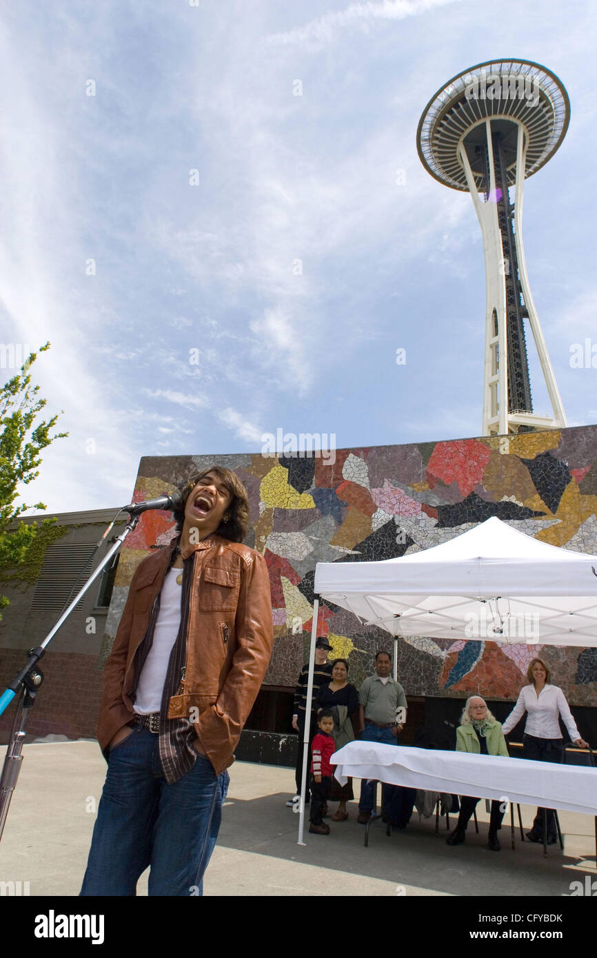 American Idol Sanjaya Malakar, fa la sua prima comparsa in Seattle dopo essere stato votato fuori. Sanjaya mostrato fino a Seattle Center, casa degli Space Needle a firmare autografi e scattare fotografie con ventole. Egli aveva un deludente giro, rispetto al suo aspetto nella sua città natale di Federal Way,W Foto Stock