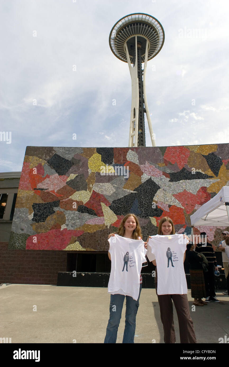 American Idol Sanjaya Malakar, fa la sua prima comparsa in Seattle dopo essere stato votato fuori. Sanjaya mostrato fino a Seattle Center, casa degli Space Needle a firmare autografi e scattare fotografie con ventole. Egli aveva un deludente giro, rispetto al suo aspetto nella sua città natale di Federal Way,W Foto Stock