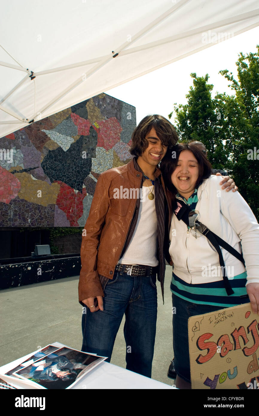 American Idol Sanjaya Malakar, fa la sua prima comparsa in Seattle dopo essere stato votato fuori. Sanjaya mostrato fino a Seattle Center, casa degli Space Needle a firmare autografi e scattare fotografie con ventole. Egli aveva un deludente giro, rispetto al suo aspetto nella sua città natale di Federal Way,W Foto Stock