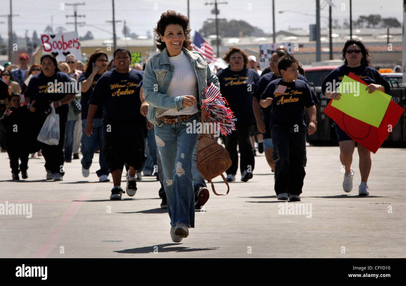 HLboxerReturn273296x003.jpg 5/31/2007 DI SAN DIEGO (San Diego California) USA  la famiglia e gli amici del suo equipaggio a bordo della USS Boxer, la nave ammiraglia del Boxer Expeditionary Strike gruppo corrono verso la nave per salutare i loro familiari e amici come la nave arriva alla stazione navale di San Diego af Foto Stock
