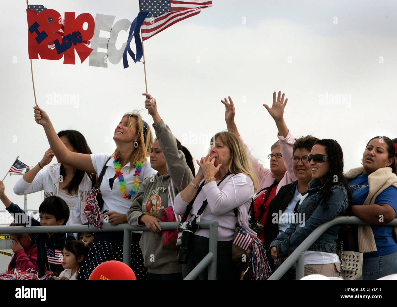 HLboxerReturn273296x004.jpg 5/31/2007 DI SAN DIEGO (San Diego California) USA  la famiglia e gli amici del suo equipaggio a bordo della USS Boxer, la nave ammiraglia del Boxer Expeditionary Strike gruppo onda e a gridare come la nave arriva alla stazione navale di San Diego dopo il ritorno da un periodo di nove mesi di cui distribuzione Foto Stock