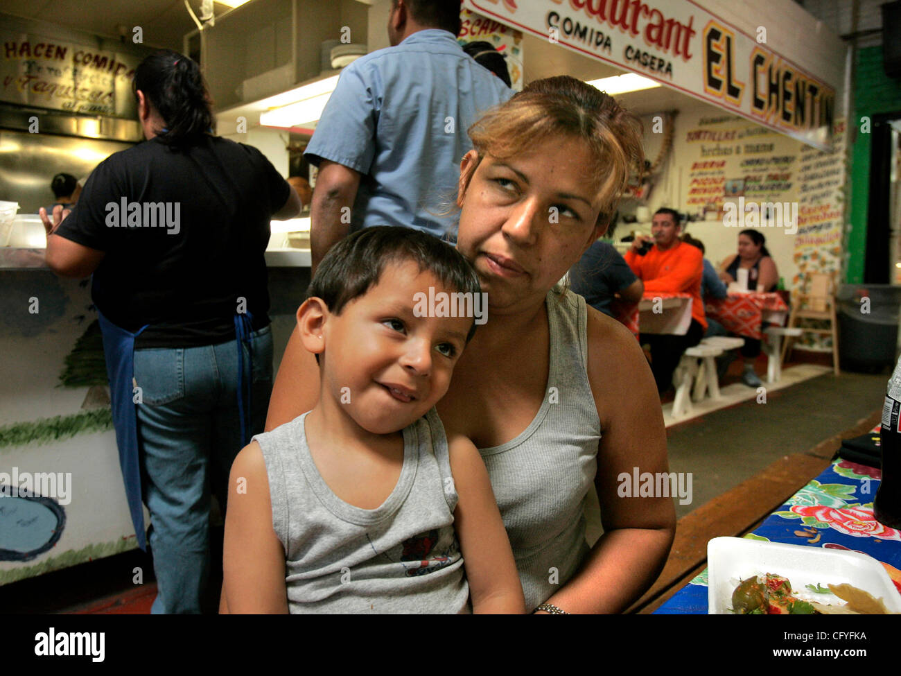 Maggio 17, 2007, San Diego, California ONU-cittadino documentato PATRICIA HERRERA trattiene il suo figlio di 2 anni FRANCISCO GARCIA come pensa un reporter la questione riguardante il governo è in attesa di decisione in materia di immigrazione in notizie oggi mentre mangia il pranzo con gli altri membri della famiglia a San Diego Farm Foto Stock