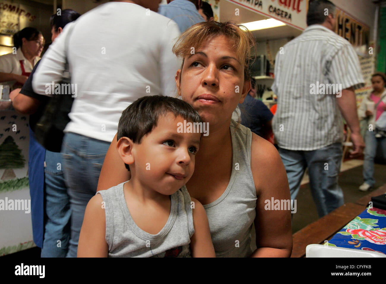 Maggio 17, 2007, San Diego, California ONU-cittadino documentato PATRICIA HERRERA trattiene il suo figlio di 2 anni FRANCISCO GARCIA come pensa un reporter la questione riguardante il governo è in attesa di decisione in materia di immigrazione in notizie oggi mentre mangia il pranzo con gli altri membri della famiglia a San Diego Farm Foto Stock
