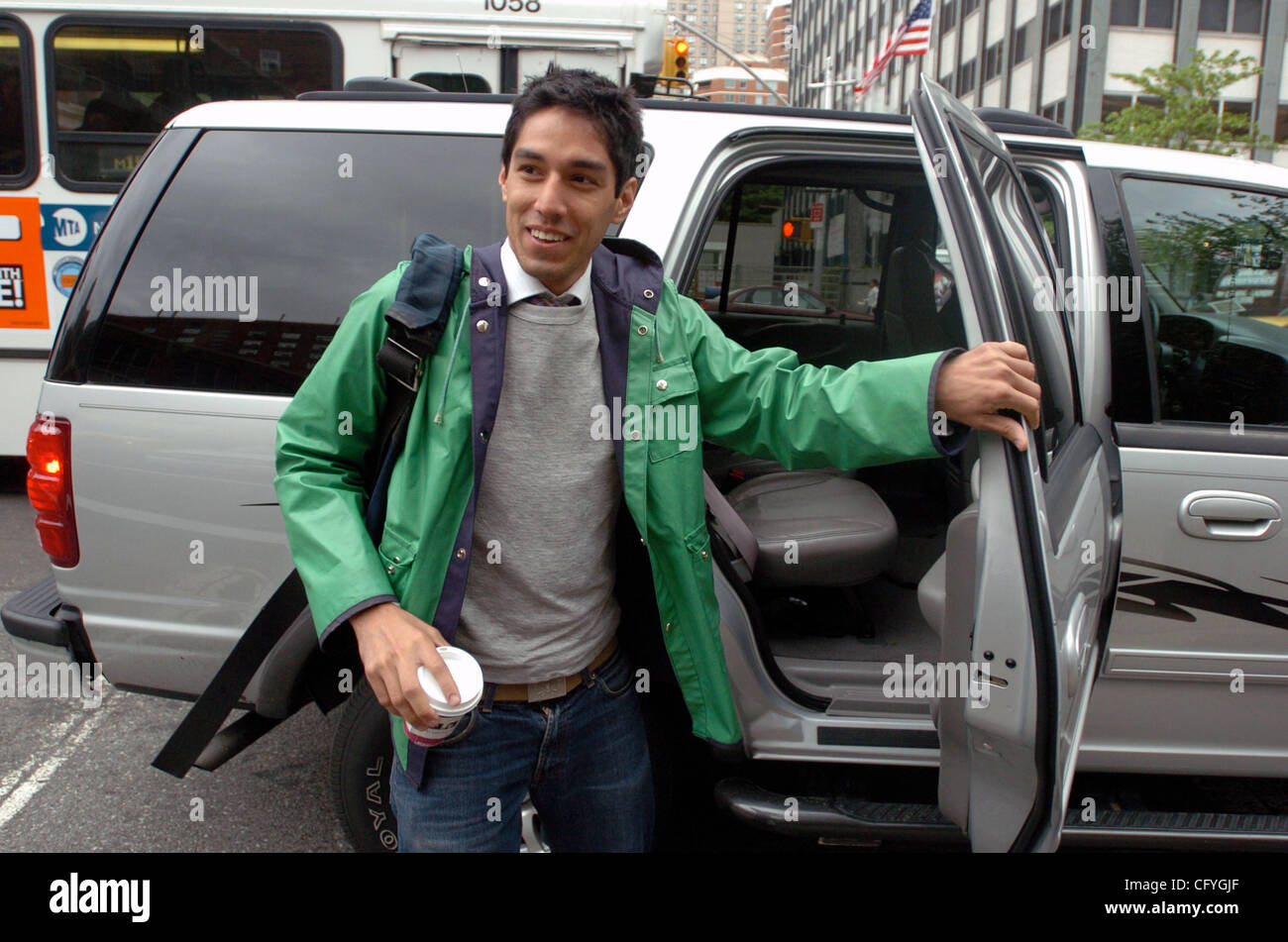 James vincente, 30, di Brooklyn, ha preso un auto di servizio e ha terminato al terzo posto con un tempo di 26 minuti. Alternative di trasporto bici e mese NYC presente la grande NYC Gara di " commuters " Bicicletta pitting rispetto alla metropolitana vs. auto in una gara da fissare Cafe di Brooklyn al Bellevue Hospital di Manhattan. Tran Foto Stock