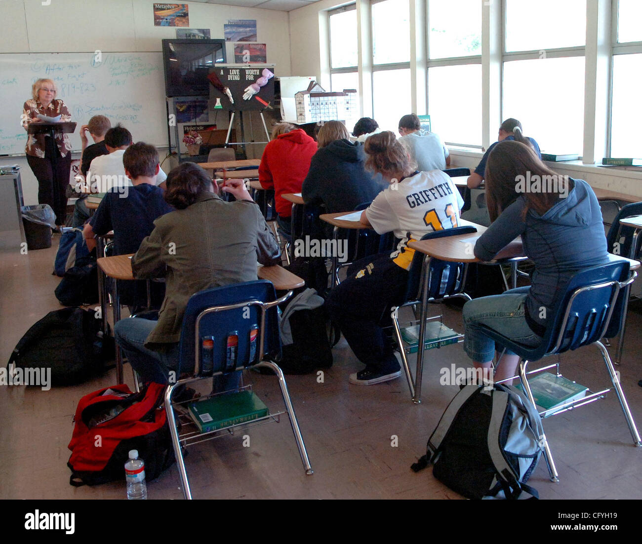 Alta scuola gli studenti devono sostenere un test in Dott.ssa Carolyn Barnet della classe di inglese a Berean Christian High School di Venerdì, 18 maggio 2007 a Walnut Creek, California Un nuovo studio dimostra in bianco e nero e latino agli studenti di fare molto meglio in scuole religiose di scuole pubbliche. (Eddie Ledesma/Contra Costa Times) Foto Stock