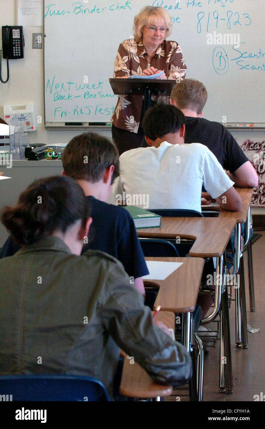 Alta scuola gli studenti devono sostenere un test in Dott.ssa Carolyn Barnet della classe di inglese a Berean Christian High School di Venerdì, 18 maggio 2007 a Walnut Creek, California Un nuovo studio dimostra in bianco e nero e latino agli studenti di fare molto meglio in scuole religiose di scuole pubbliche. (Eddie Ledesma/Contra Costa Times) Foto Stock