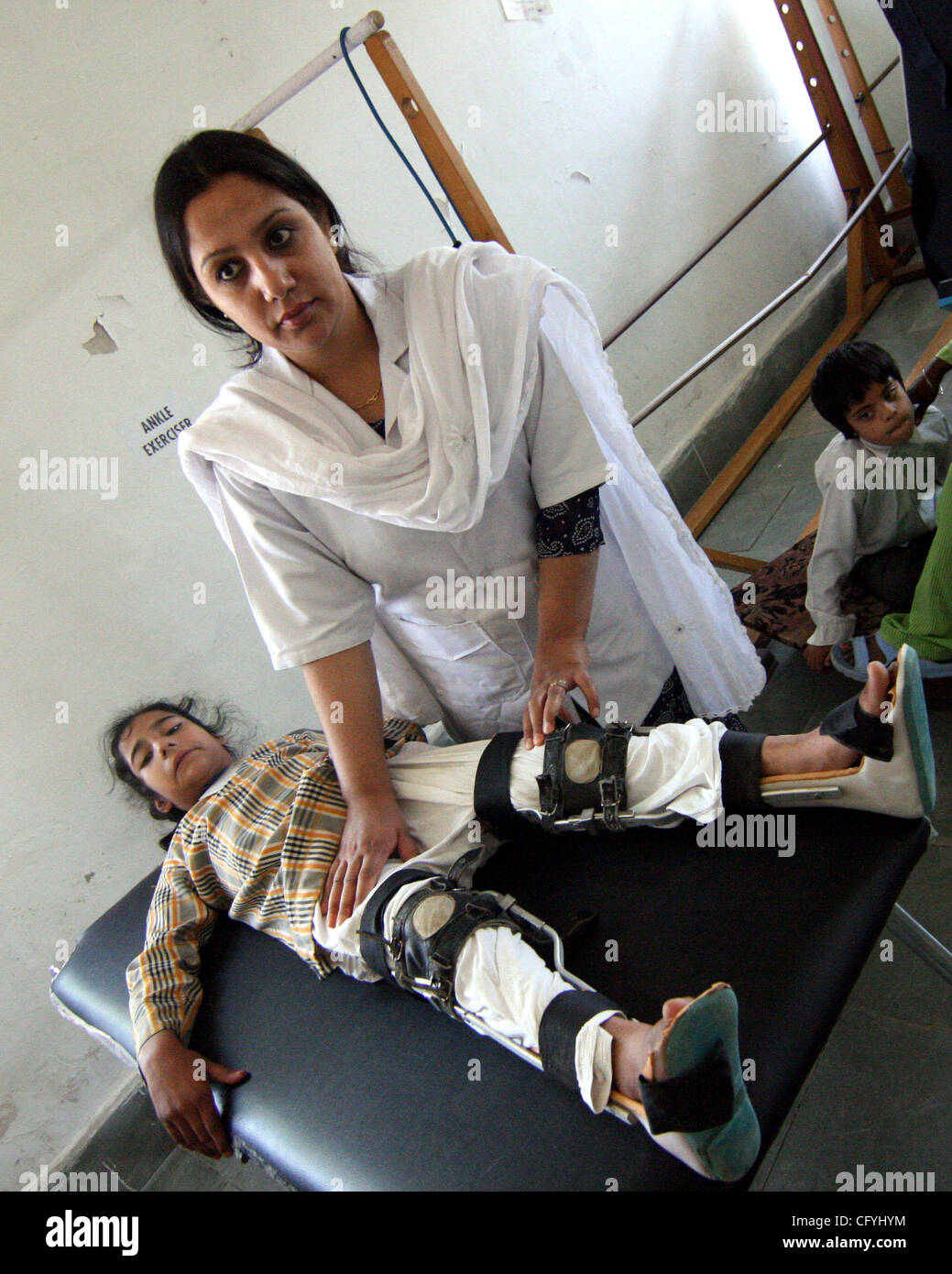 Un medico esamina un mentalmente sfidato paziente in una scuola in indian Kashmir amministrato del 19 maggio 2007. Un totale di 46 mentalmente sfidato i bambini e i giovani vengono trattati nella scuola che è attrezzato con servizi moderni e gestito da una organizzazione non governativa foto/ALTAF ZARGAR Foto Stock