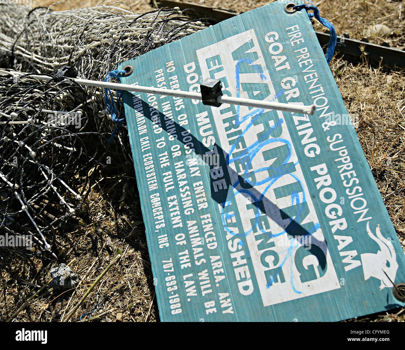 Un segno da parte di un elettrico sistema di scherma usata per mantenere il pascolo capre contenute stabilisce dissmanteled in colline di Oakland il 22 maggio 2007. (Aric Crabb /Oakland Tribune) Foto Stock
