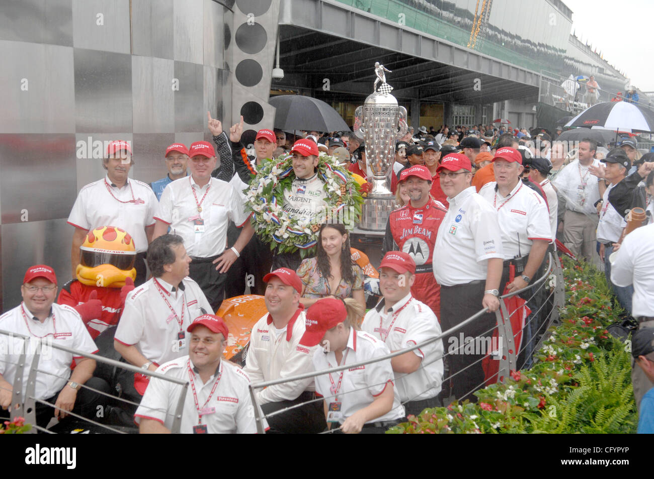 Ashley Judd  Victory Lane w/ marito Dario Franchitti il vincitore del 91Indy 500 27 Maggio 2007 Foto Stock