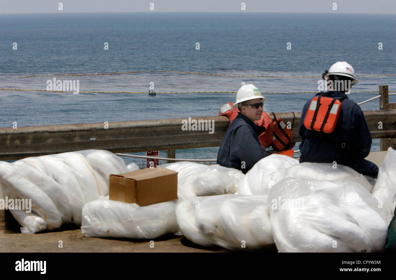 Giugno 01, 2007, Leucadia, CALIFORNIA, STATI UNITI D'AMERICA a sinistra, ULISES RODRIGUEZ e diritto, CARLOS VILLA sono i dipendenti del NRC Environmental erano assegnati per favorire la fuoriuscita del carburante il clean-up. Erano seduti su fasci di assorbente materiale del braccio presso il parcheggio affacciato sulla spiaggia di segnalatori luminosi. In background, Foto Stock