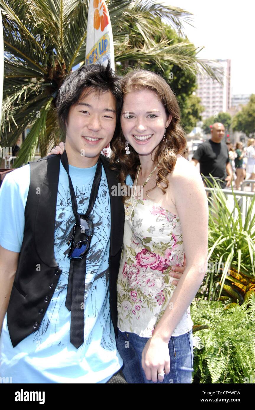 2 giugno 2007 - Hollywood, California, Stati Uniti - LOS ANGELES, CA 02 giugno 2007 (SSI) - -.attore Aaron Yoo e Sarah durante la premiere del nuovo film da Columbia Pictures Surf's Up, tenutasi al Mann Village Theatre, il 2 giugno, 2007 a Los Angeles. - K53341MGE(Immagine di credito: © Michael Germana/Gl Foto Stock