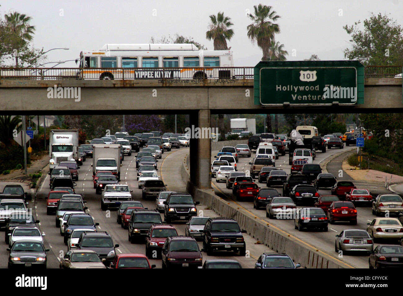 Jun 05, 2007; Los Angeles, CA, Stati Uniti d'America; un bus attraversa un ponte come ora di punta esegue il backup sulla superstrada 101 nel centro di Los Angeles .Il Metropolitan Transportation Authority board ha approvato una tariffa moderata escursione il mese scorso che ridurrà l'agenzia strutturale del disavanzo di bilancio senza la scriccatura la lo Foto Stock