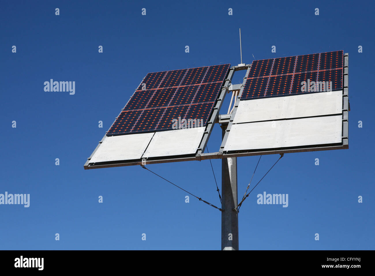 Jun 05, 2007 - Alice Springs, Territorio del Nord, l'Australia - pannelli solari off di Stuart Highway nell'outback utilizzare le dure sun per generare potenza alle comunità remote in tutto il territorio del Nord. (Credito Immagine: © Marianna giorno Massey/ZUMA Press) Foto Stock