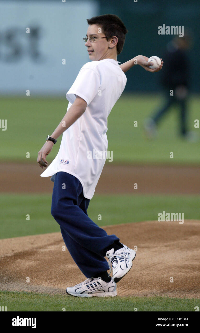 Evan O'Dorney, di Danville, California, vincitore del 2007 Scripps National Spelling Bee getta fuori il cerimoniale di primo passo prima di Oakland A's vs. Boston Red Sox game al McAfee Coliseum di Oakland, California, il mercoledì sera giugno 6, 2007. (Eun Chu/Fremont Argus) Foto Stock