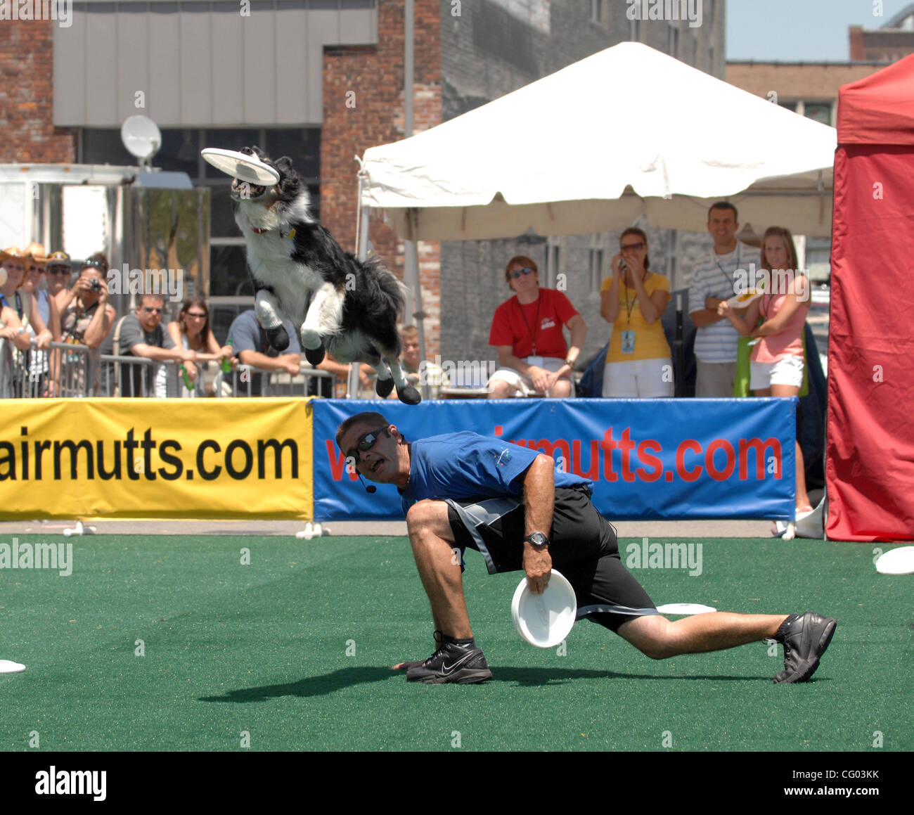 Giu 9, 2007 Nashville, TN, Stati Uniti d'America, Cane Trainer John Casey di Cincinatti, OH e il suo K9 HYPER HANNA esegue in la Chevy Sport Zona nel K-9's in programmi di volo come parte della CMA Music Festival. La CMA Music Festival è uno dei più grandi festival di musica country il 4 giorno evento annuale avviene Foto Stock