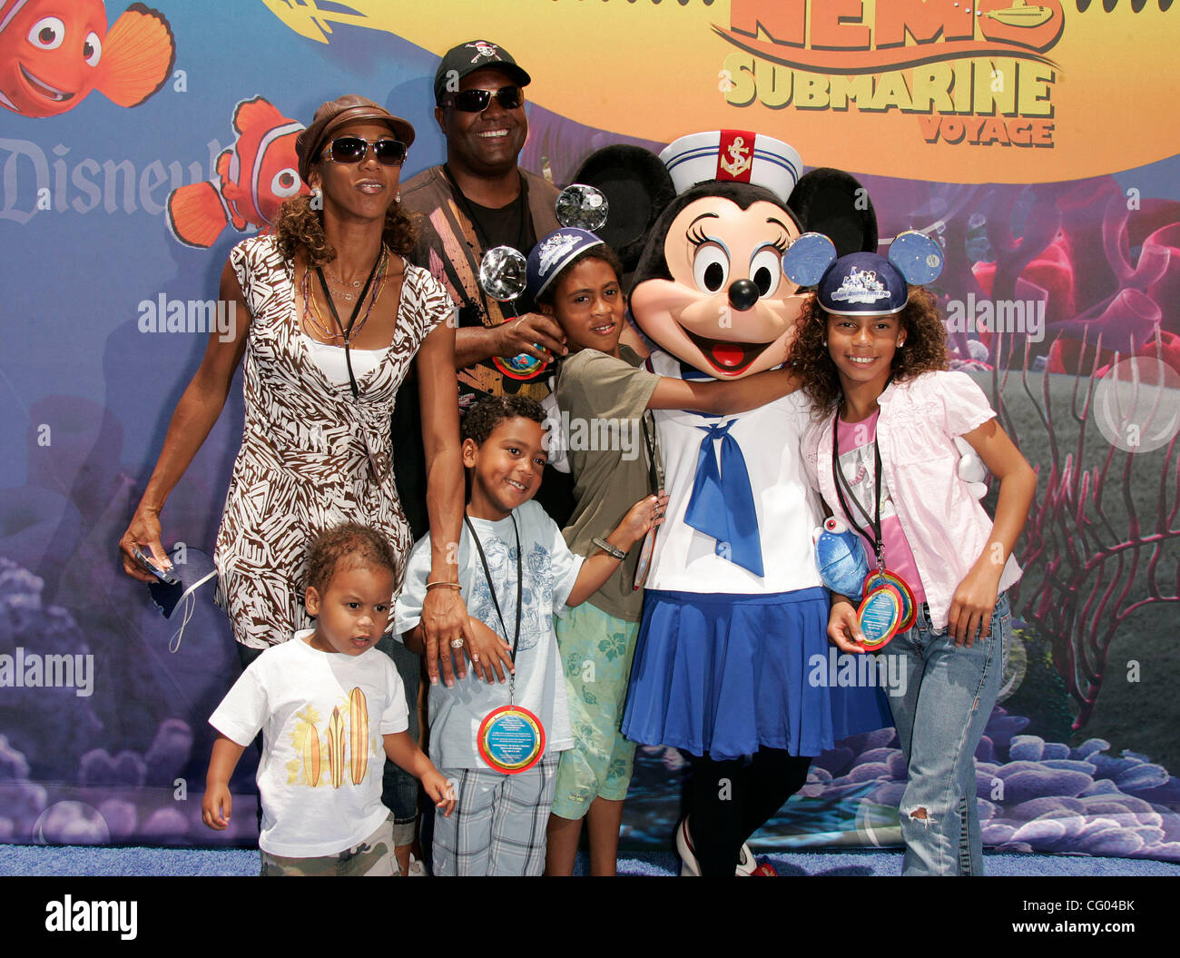 Jun 10, 2007 - Anaheim, California, Stati Uniti d'America - attrice HOLLY ROBINSON PEETE-, RODNEY PEETE & bambini alla ricerca di Nemo viaggio sottomarino apertura a Disneyland Park. (Credito Immagine: © Lisa O'Connor/ZUMA Press) Foto Stock