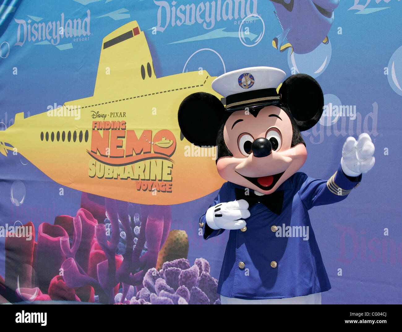 Jun 10, 2007 - Anaheim, California, Stati Uniti d'America - attore Mickey Mouse alla ricerca di Nemo viaggio sottomarino apertura a Disneyland Park. (Credito Immagine: © Lisa O'Connor/ZUMA Press) Foto Stock