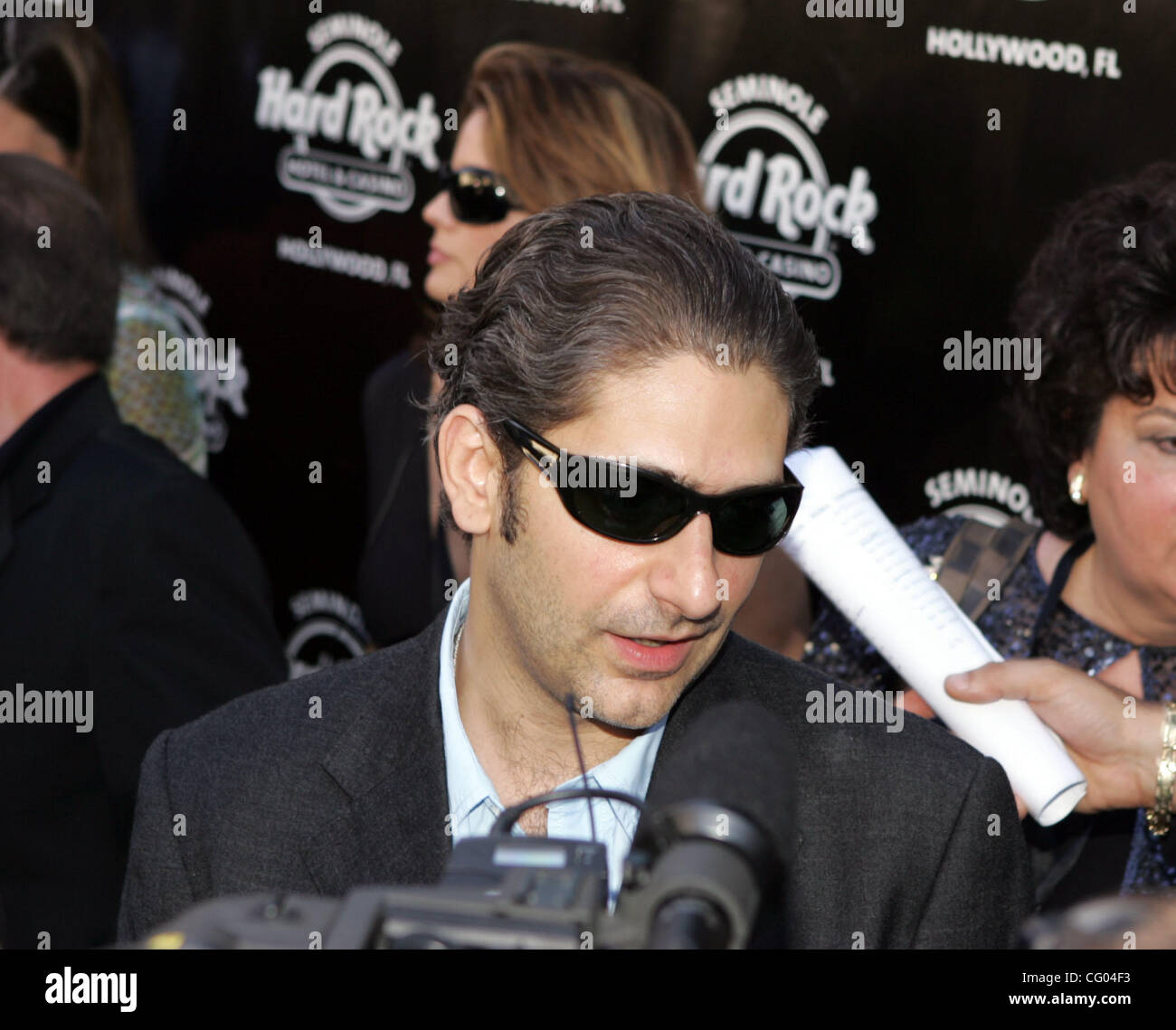 061007 ha incontrato il personale dei soprani Foto di Richard Graulich/Palm Beach post 0039098A HOLLYWOOD - Soprani attore Michael Imperioli (Christopher Moltisanti) parla di reporter sul tappeto rosso al Tonys Swan Song party al Hard Rock dal vivo al Seminole Hard Rock Hotel & Casino in Hollywood, Fla., Sunda Foto Stock