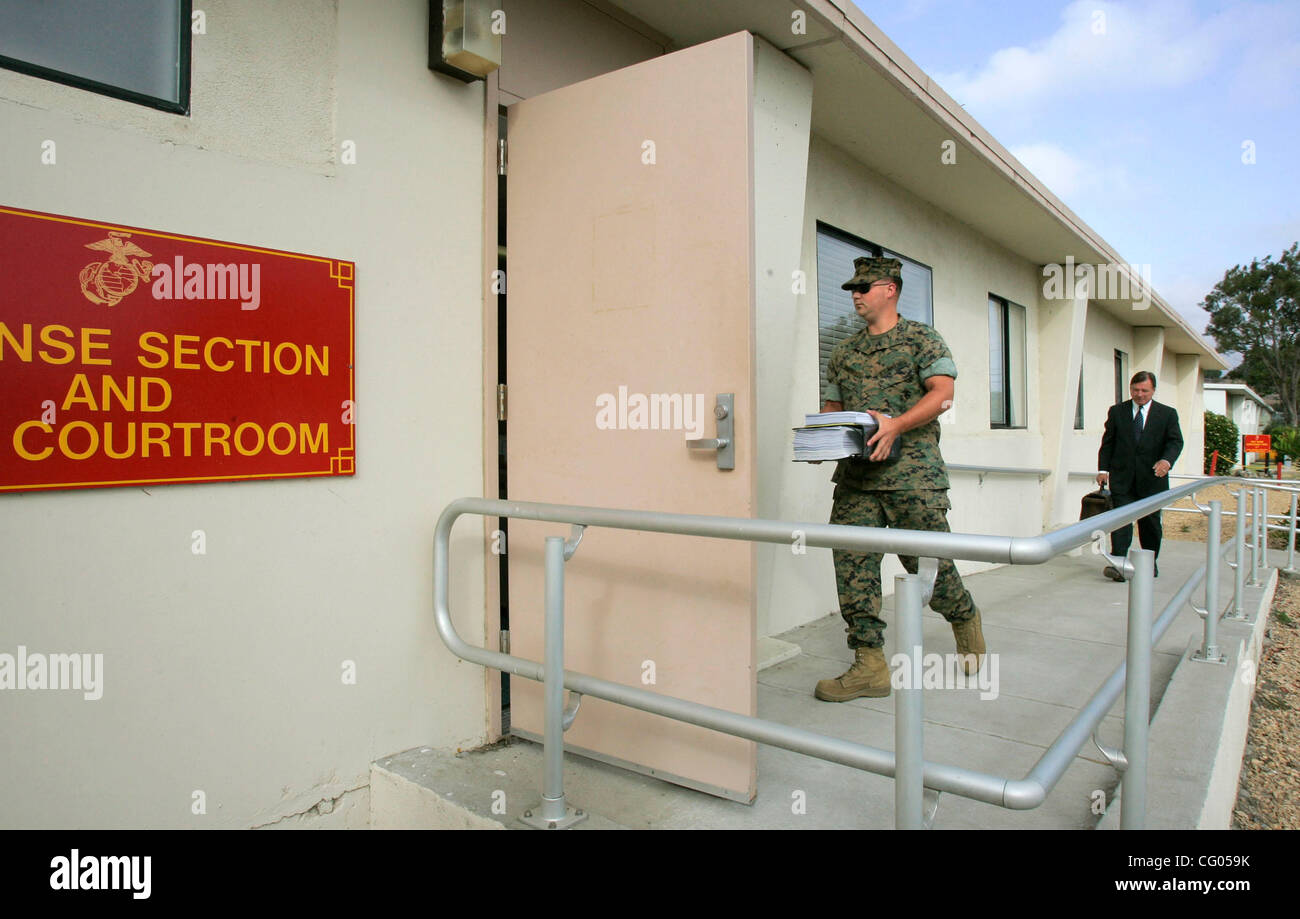 Giugno 11, 2007, il Camp Pendleton, CALIFORNIA, STATI UNITI D'AMERICA_lancia Marine Cpl. JUSTIN SHARRATT arriva al suo articolo 32 Inchiesta audizione questa mattina. A destra è avvocato GARY Myers, un membro della sua difesa civile team_Credito: foto di Charlie Neuman/San Diego Union-Tribune/Zuma premere. copyright Foto Stock