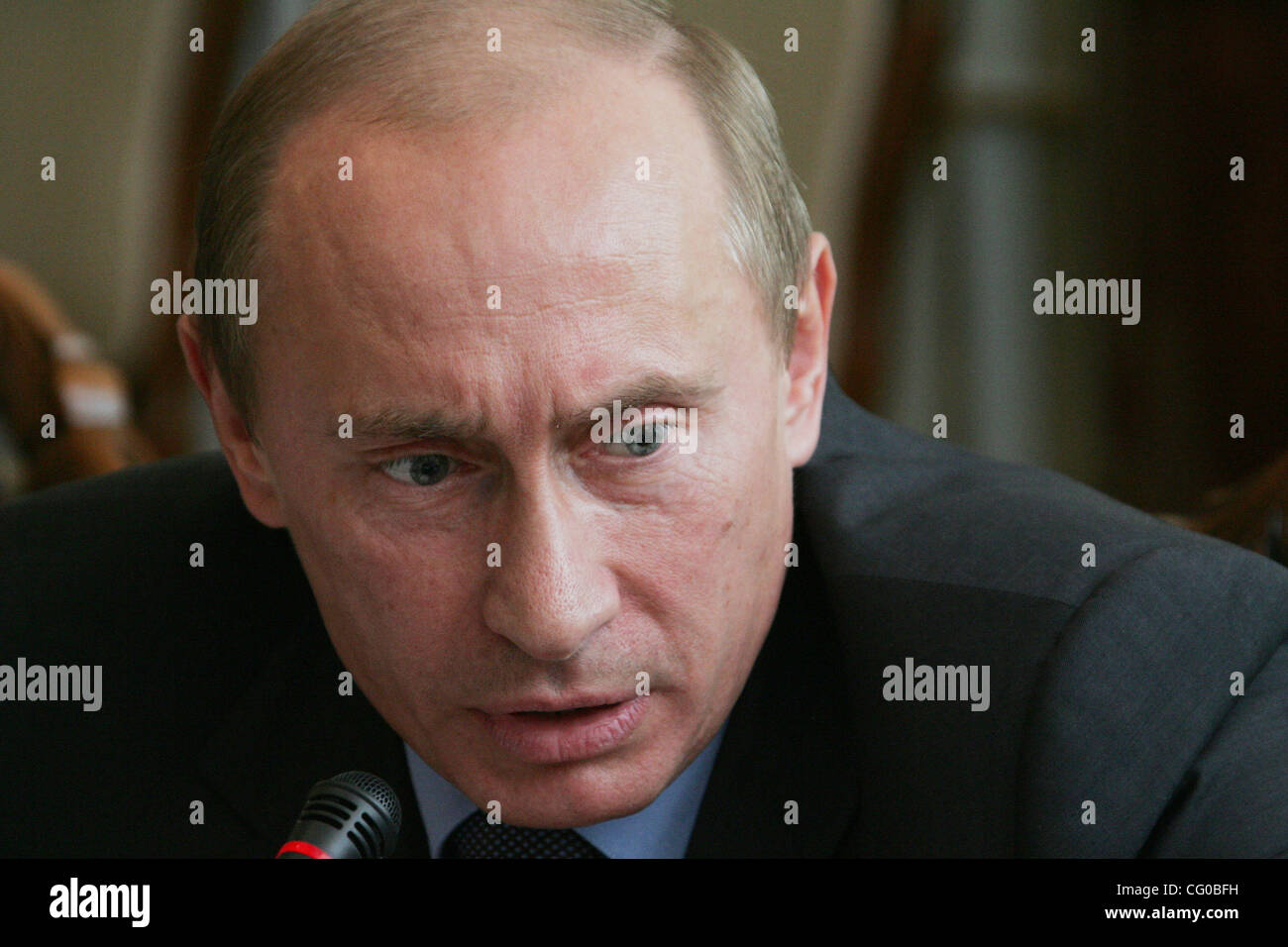 Il presidente russo Vladimir Putin ha incontrato con un gruppo di studi sociali gli insegnanti a sua Novo-Ogaryovo residenza fuori Mosca.la riunione con gli insegnanti di russo Putin ancorato in alcuni paesi stranieri per cercare di rendere la Russia sentire colpevoli di 'pagine nere' nella sua storia. Foto Stock