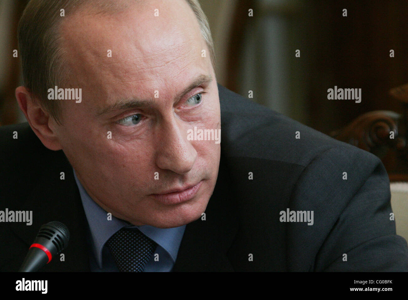 Il presidente russo Vladimir Putin ha incontrato con un gruppo di studi sociali gli insegnanti a sua Novo-Ogaryovo residenza fuori Mosca.la riunione con gli insegnanti di russo Putin ancorato in alcuni paesi stranieri per cercare di rendere la Russia sentire colpevoli di 'pagine nere' nella sua storia. Foto Stock