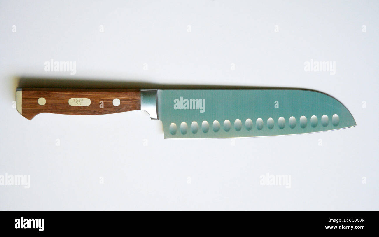 Jun 22, 2007 - Newport Beach, CA, Stati Uniti d'America - Coltello Santoku vegetali è un generico coltello originari del Giappone. La sua lama unshouldered, che è tipicamente compreso tra cinque e otto pollici lungo, ha un bordo piatto e una lama sheepsfoot che curve in un angolo di avvicinamento 60 gradi nel punto. La parte superiore del sa Foto Stock