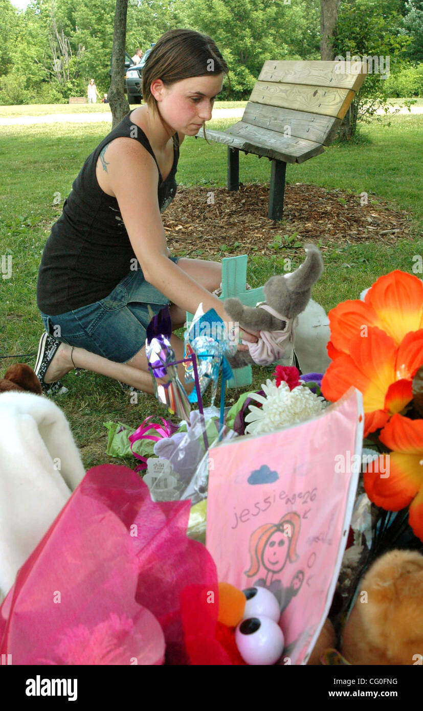 Jun 26, 2007 - Akron, OH, Stati Uniti d'America - CHELSTINE HINCHA di Stow, Ohio, luoghi di un piccolo animale farcito in un memoriale di fortuna per Jessie e Chloe Davis vicino al sito della tomba poco profonda in cui ella era alledgedly furono sepolti da Bobby Cutts dopo che egli aveva ucciso il suo. Jessie Davis è stato furono sepolti nel parco che è Foto Stock