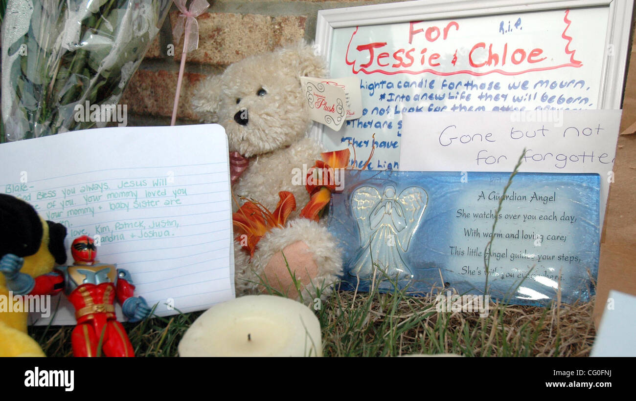 Jun 26, 2007 - Akron, OH, Stati Uniti d'America - note manoscritte e giocattoli a far parte di un memoriale di fortuna per Jessie e Chloe Davis davanti alla casa dove Jessie Davis ha vissuto con suo figlio Blake. Jessie Davis è stato furono sepolti nel parco che si trova a circa 40 miglia da dove viveva. Un funzionario di polizia ha appaiono Foto Stock