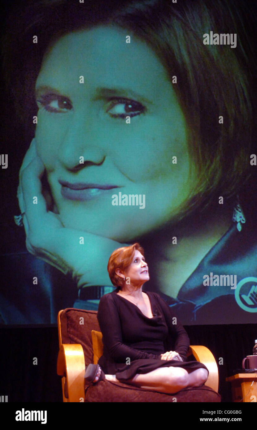 Attrice e autore Carrie Fisher parla la sua principessa Leia ruolo in Star Wars mentre fielding domande durante una pressa conferece presso il Berkeley Repertory Theatre di Berkeley, California Mercoledì, 27 giugno 2007. Berkeley Rep piani sui pescatori di staging' 'Wishful bere". Fisher ha detto che la principessa Le Foto Stock