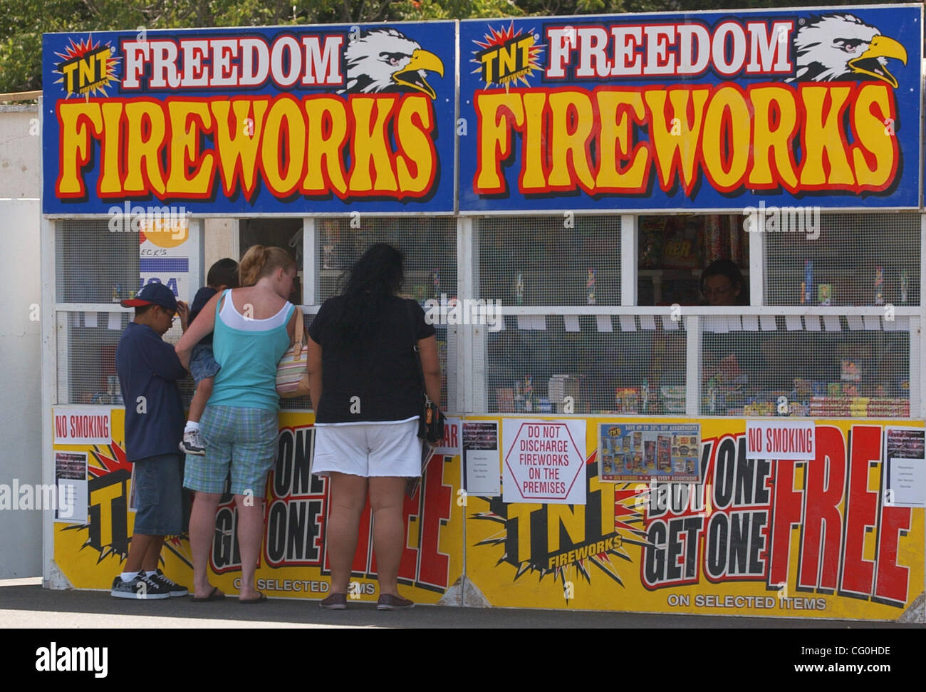 (L-R) Anthony Espinoza, 12 anni, sua madre Laura Espinoza, da Dublino, mantiene il suo figlio Nicola Espinoza, 4 anni, come la sua sorella-e-legge Lucy Espinoza, da Los Angeles, fuochi d'artificio di acquisto da un fuoco d'artificio stand gestito dalla Dublin Little League e la collina di radica la piscina e nuoto Team Venerdì 29 Giugno, 2007 Foto Stock