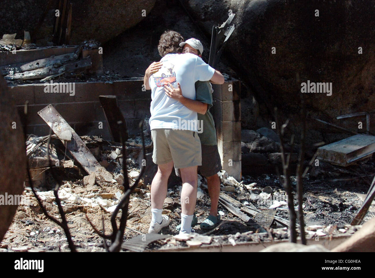 Giugno 29th, 2007 - South Lake Tahoe, CA, Stati Uniti d'America - Brooks Martin, a sinistra, è confortata da un vicino di casa dopo il ritorno alla sua casa distrutta Venerdì, 29 giugno 2007, quando è stato permesso di ritornare nella zona poiché il fuoco Angora è iniziato lo scorso fine settimana a South Lake Tahoe, California (Credito Immagine: © Ron Lewis/ Foto Stock