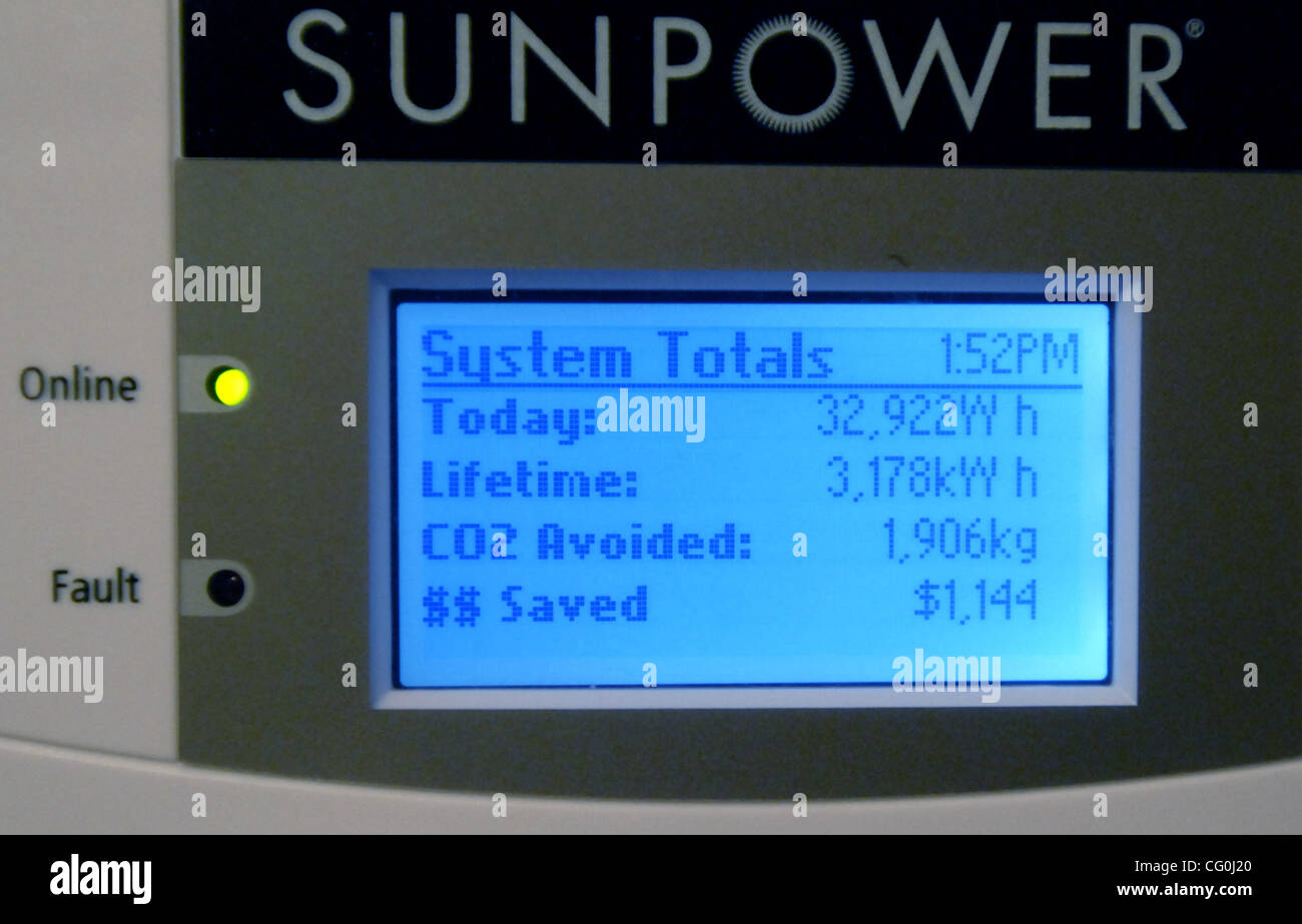 Un metro in Kneer home tiene traccia dei risparmi generati da un pannello 36, 6,7 kilowatt solar array in cima alla casa di Oakley, Calif. giovedì, 14 giugno 2007. Il Kneers, richiesto dall aumento dei costi energetici, finanziato il loro sistema solare con un home equity loan. Dopo che tutti i crediti di imposta sono calcolati, t Foto Stock