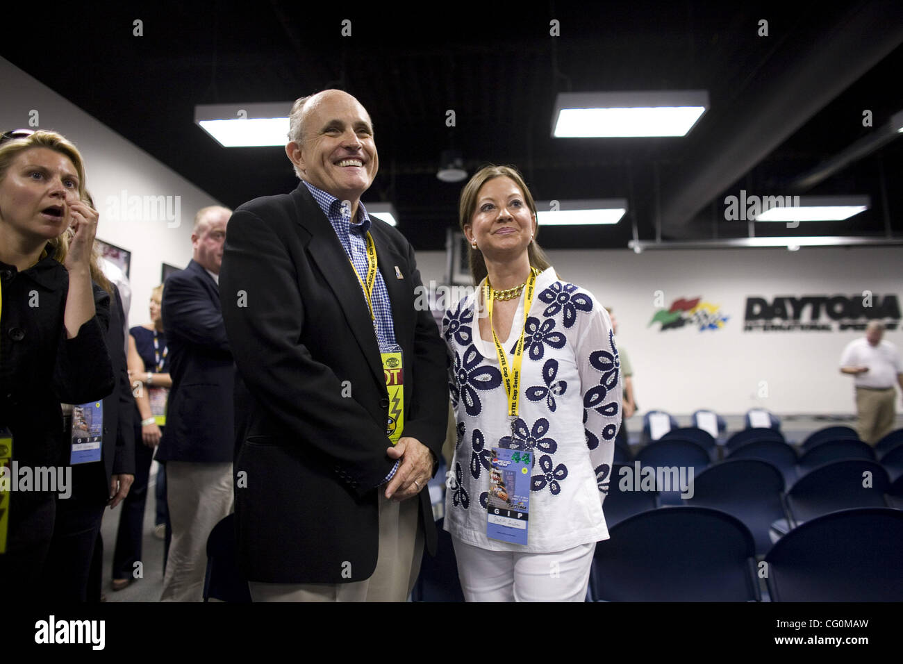 Candidato presidenziale repubblicano Rudy Giuliani e sua moglie Judith parlare ai media sabato 7 luglio 2007 prima della Pepsi 400 al Daytona International Speedway di Daytona Beach, FL. Foto Stock