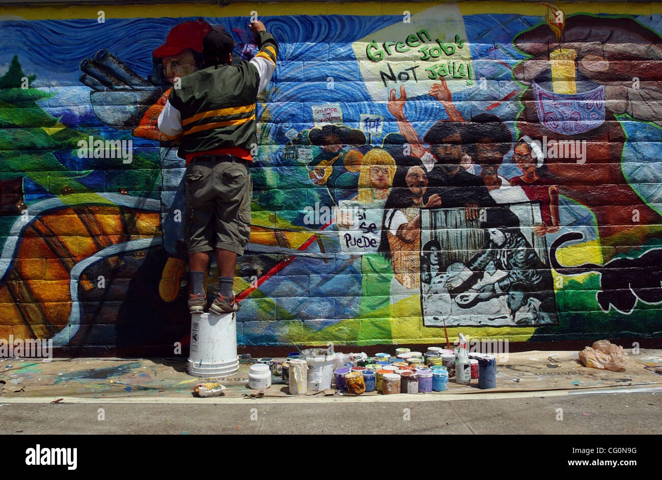 ** ** STANDALONE Precita occhi muralista Fred Alvarado funziona su un murale evidenziando Oakland la storia sulle pareti dell'Ella Baker Center di Oakland, California, lunedì 9 luglio 2007. (Joanna Jhanda/Contra Costa Times) Foto Stock