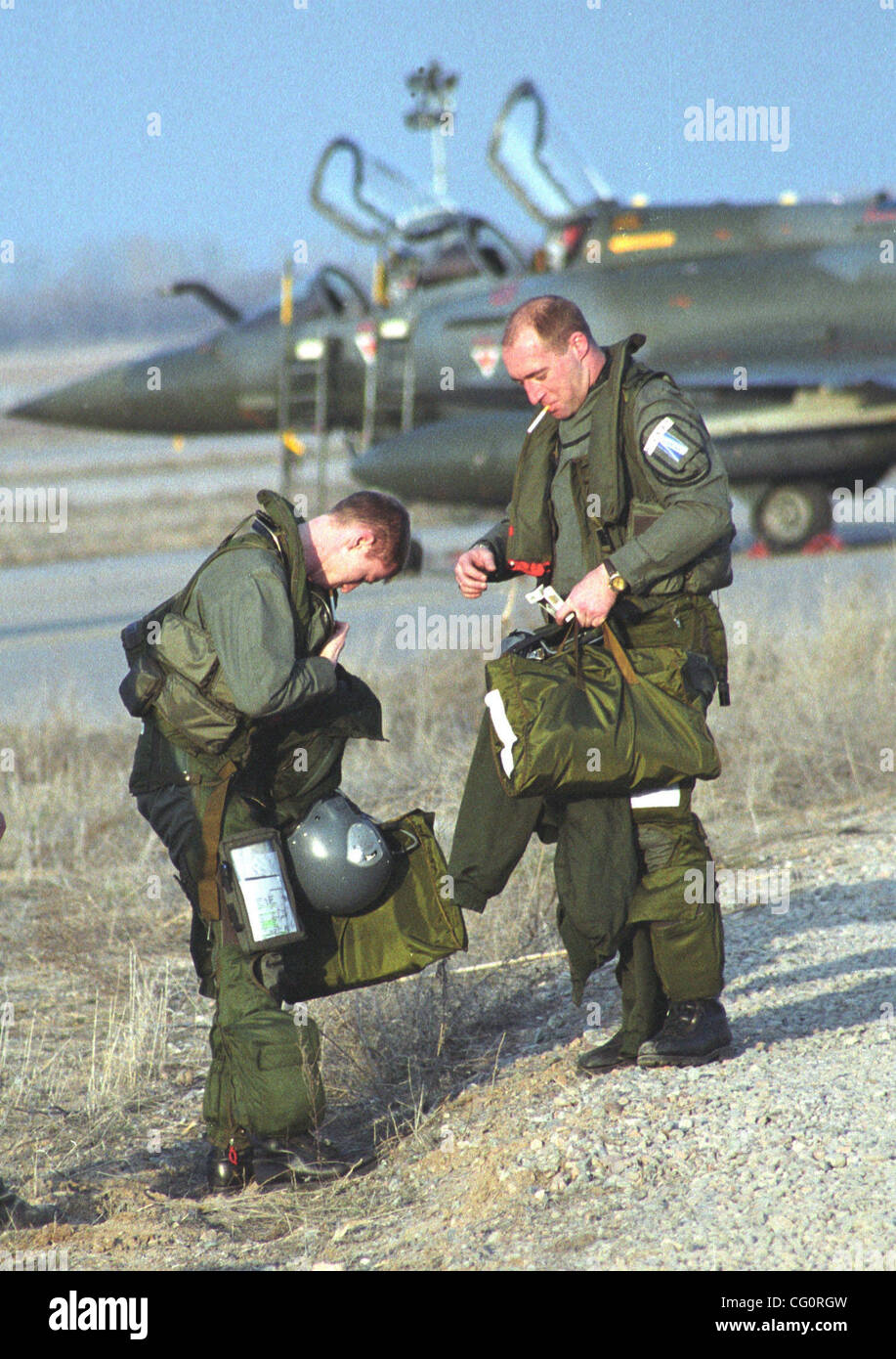 Americana e Francese base militare della NATO coningent sul territorio di Manas aeroporto vicino a capitale del Kirghizistan di Bishkek .piloti francesi appena lended a Manas base. Foto Stock