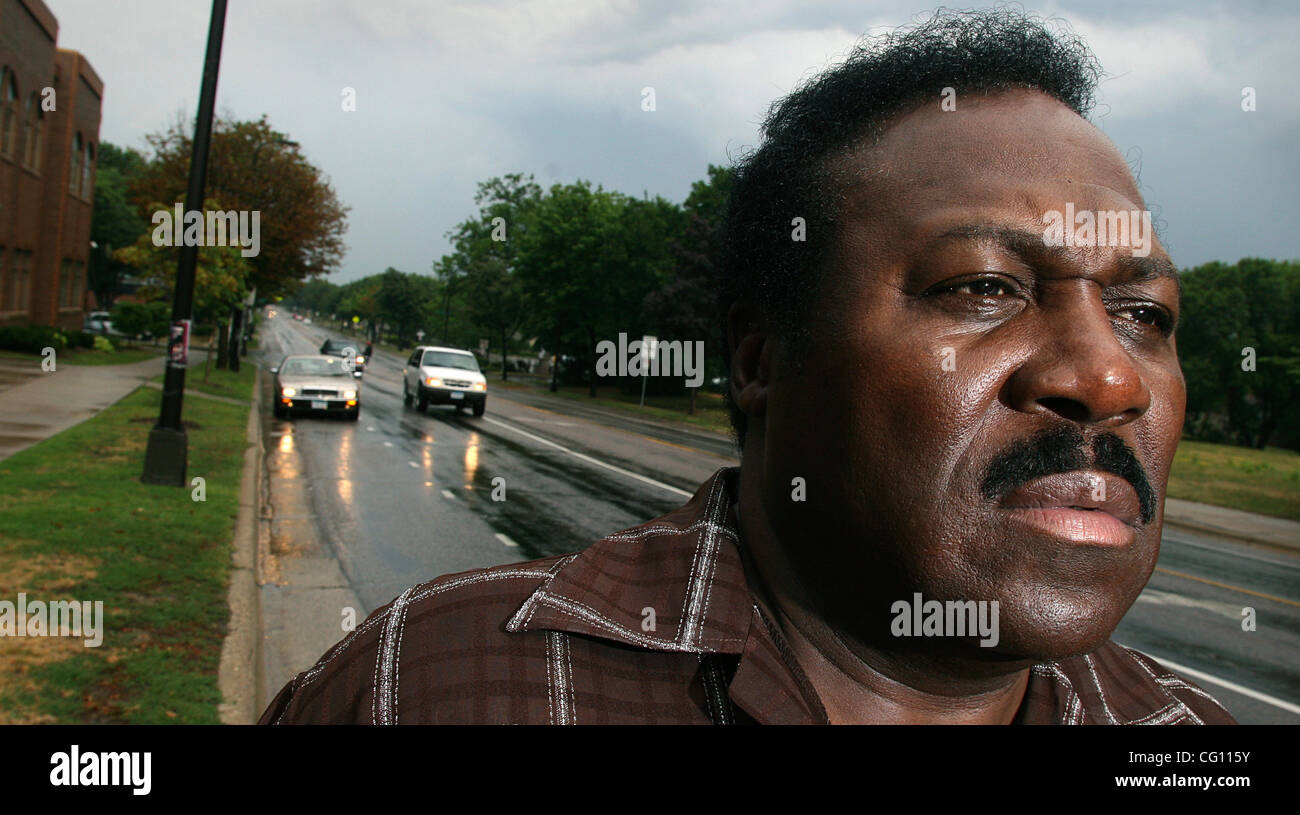 Luglio 18th, 2007 - Minneapolis, MN, Stati Uniti d'America - Spike Moss è stato fotografato vicino all'intersezione di Plymouth e Penn Ave, dove i tumulti e si è verificata la masterizzazione di quaranta anni fa. (Credito Immagine: © Bruce Bisping/Minneapolis Star Tribune/ZUMA Press) Foto Stock