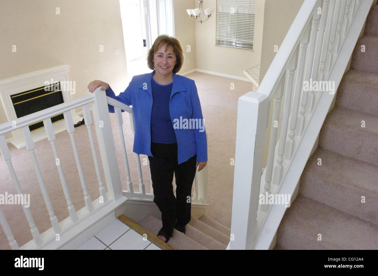 Cecily Tippery, con Coldwell Banker Immobiliare, vuole vendere questa casa a 5204 Catanzaro modo in Antiochia California, mercoledì 19 luglio, 2007. Questa casa e circa 100 altri banca-proprietà in Contra Costa County e la contea di Alameda saranno svenduti in concordia di questo sabato. (Il Suo Foto Stock