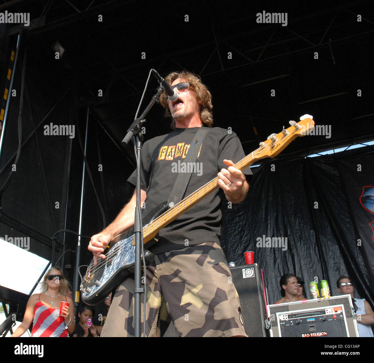 Lug. 23, 2007; Charlotte, NC, Stati Uniti d'America; bassista chitarrista RANDY BRADBURY della band PENNYWISE suona dal vivo come parte del XIII annuale di Vans warped tour che ha avuto luogo presso l'Anfiteatro Verizon Wireless si trova a Charlotte. Credito: Foto di Jason Moore (©) Copyright 2007 da Jason Moore Foto Stock