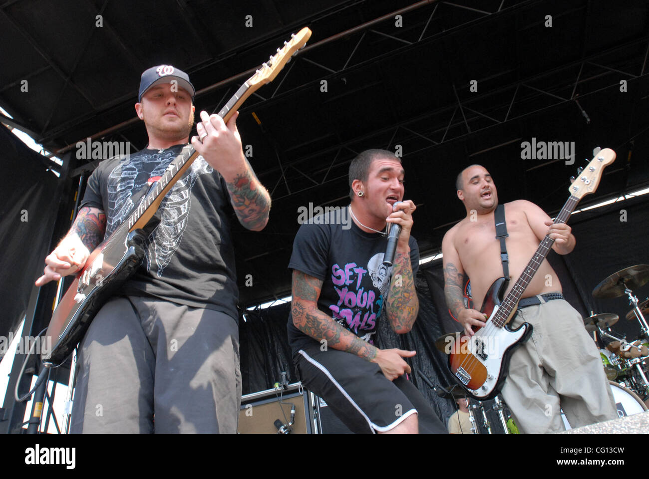 Lug. 23, 2007; Charlotte, NC, Stati Uniti d'America; (L-R) il chitarrista CHAD GILBERT, cantante JORDAN PUNDIK e bassista chitarrista IAN GRUSHKA della band New Found Glory suona dal vivo come parte del XIII annuale di Vans warped tour che ha avuto luogo presso l'Anfiteatro Verizon Wireless si trova a Charlotte. Credito: Foto Foto Stock
