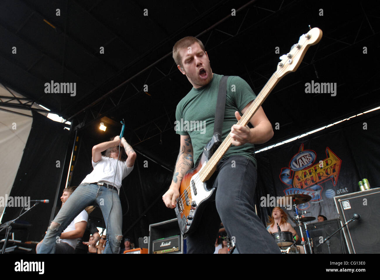 Lug. 23, 2007; Charlotte, NC, Stati Uniti d'America; il Cantante SPENCER CHAMBERLAIN e bassista chitarrista GRANT BRANDELL della band Underoath suona dal vivo come parte del XIII annuale di Vans warped tour che ha avuto luogo presso l'Anfiteatro Verizon Wireless si trova a Charlotte. Credito: Foto di Jason Moore (©) Copyrig Foto Stock