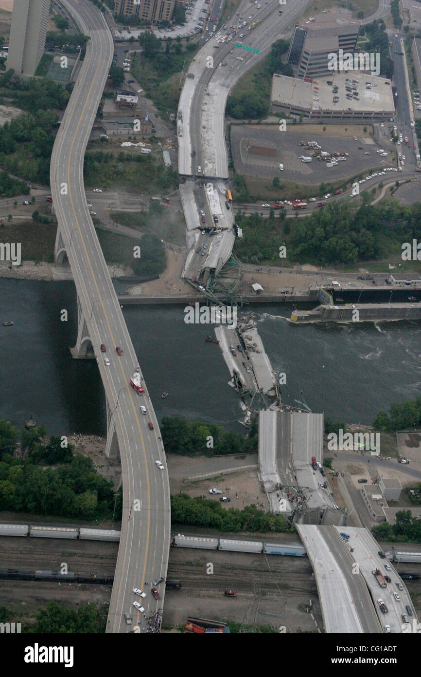Una porzione del I-35W ponte sopra il fiume Mississippi è collassato durante la serata rush hour a Minneapolis, Minnesota, mercoledì 1 agosto 2007. (David Denney/Minneapolis Star Tribune/MCT) Foto Stock