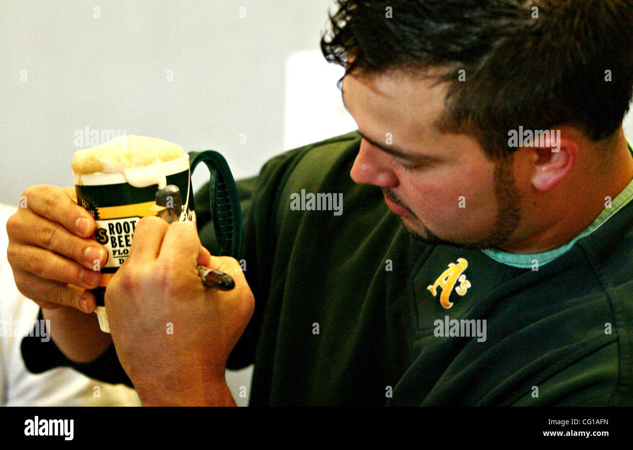 Oakland un Nick Swisher autografi una tazza all'ottava edizione del boccale di birra di radice galleggiante giorno a beneficio della Juvenile Diabetes Research Foundation, in McAfee Coliseum, mercoledì 1 agosto 2007, a Oakland, in California. (Eun Chu/Fremont Argus) Foto Stock