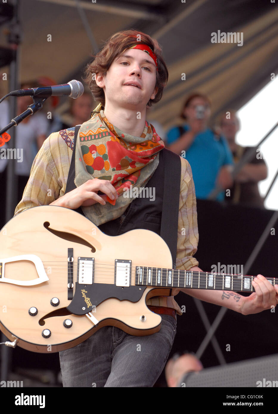 Agosto 5, 2007 Baltimore, MD, Stati Uniti d'America, il chitarrista RYAN ROSS della band il panico in discoteca suona dal vivo come parte della seconda edizione del Festival della Vergine che ha avuto luogo a Pimlico Race Track situato in downtown Baltimore. Il festival ha attirato oltre 35.000 tifosi per i due giorni del festival che è presente da Foto Stock