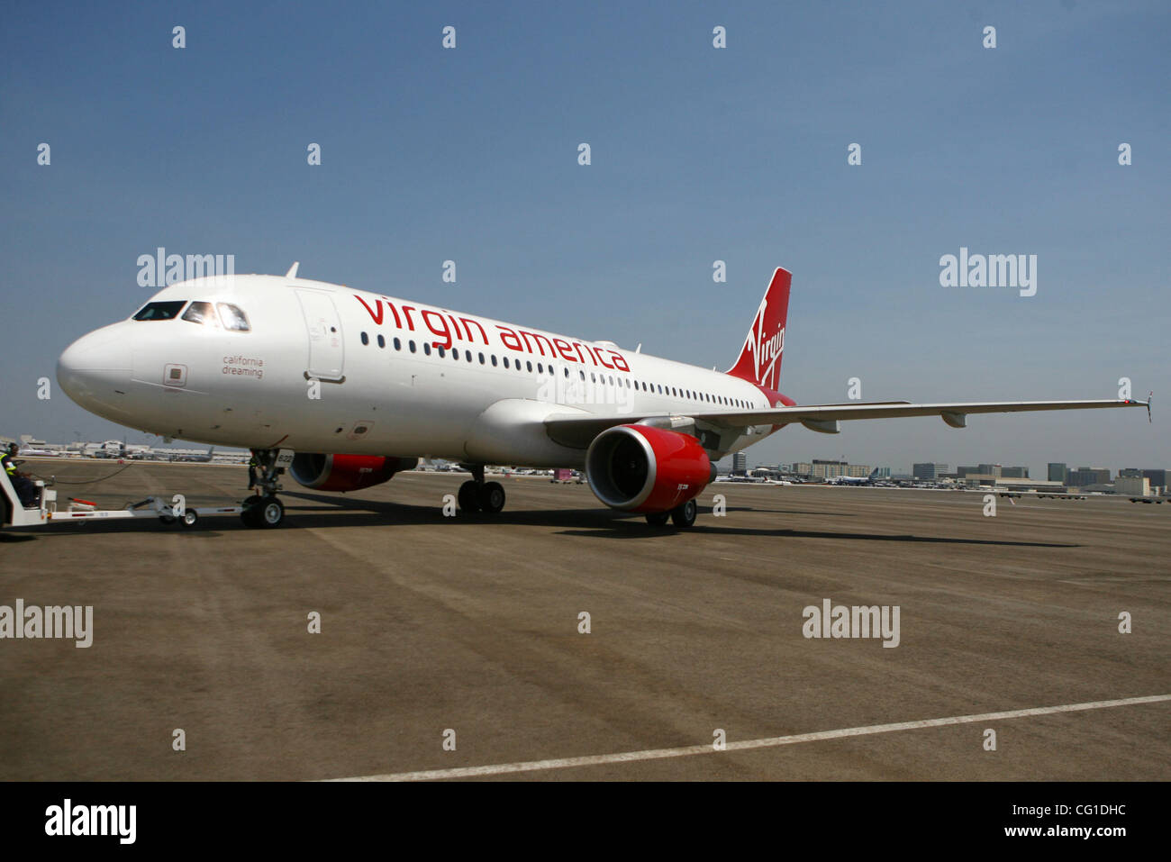 LOS ANGELES, CA - agosto 08: Un Airbus A320 jet su il suo volo inaugurale di Virgin America Agosto 8, 2007 at LAX Aeroporto Internazionale di Los Angeles. La compagnia aerea più recente per iniziare le operazioni entro gli Stati Uniti oggi ha iniziato il servizio con i voli tra San Francisco e sia a New York e Los Angeles. Foto Stock