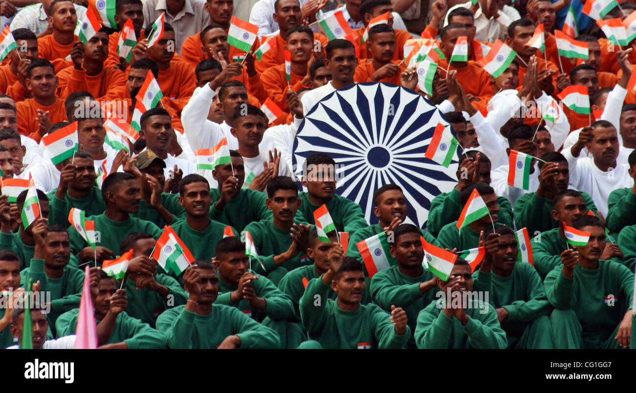 Facendo le persone india flage come sedersi durante l'indipendenza dell'India giorno nel centro di Srinagar, la capitale estiva del Kashmir indiano, 15 agosto 2007. India festeggia il sessantesimo anniversario di indipendenza dal governo britannico nel mezzo di strette misure di sicurezza. Kashmir gruppi separatisti avevano chiamato per uno sciopero generale su un Foto Stock