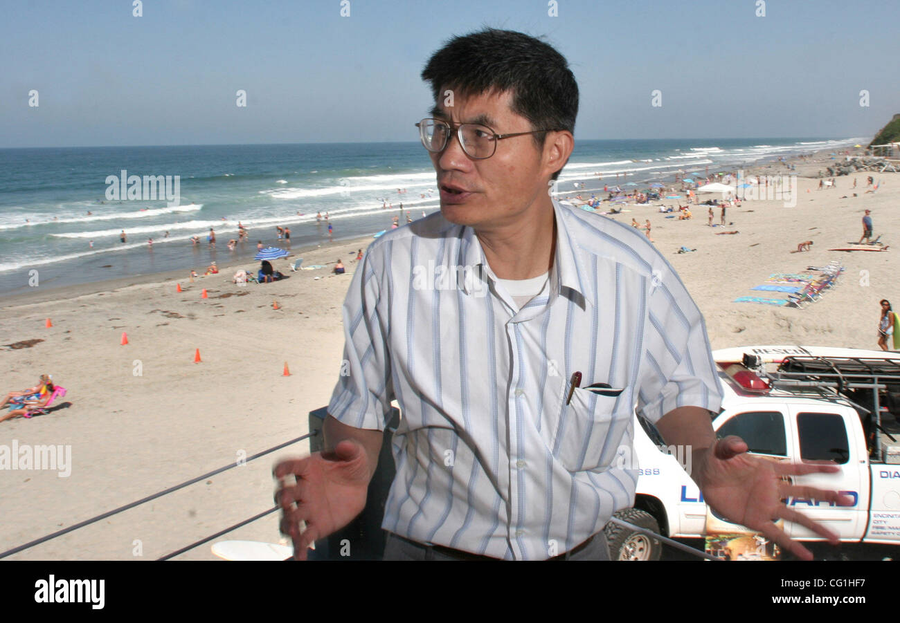 Aug 16, 2007 - Escondido, California, Stati Uniti d'America - DR. CHUNG SHENG WU, dal reparto Meterorological laboratorio di sviluppo a Washington DC,t alked con bagnini locali su come migliorare il rip le previsioni relative alle correnti. Questo era al chiaro di luna sulla spiaggia. (Credito Immagine: © Kohlbauer Don/SDU-T/ZUMA Premere) Restrizioni: LA Foto Stock