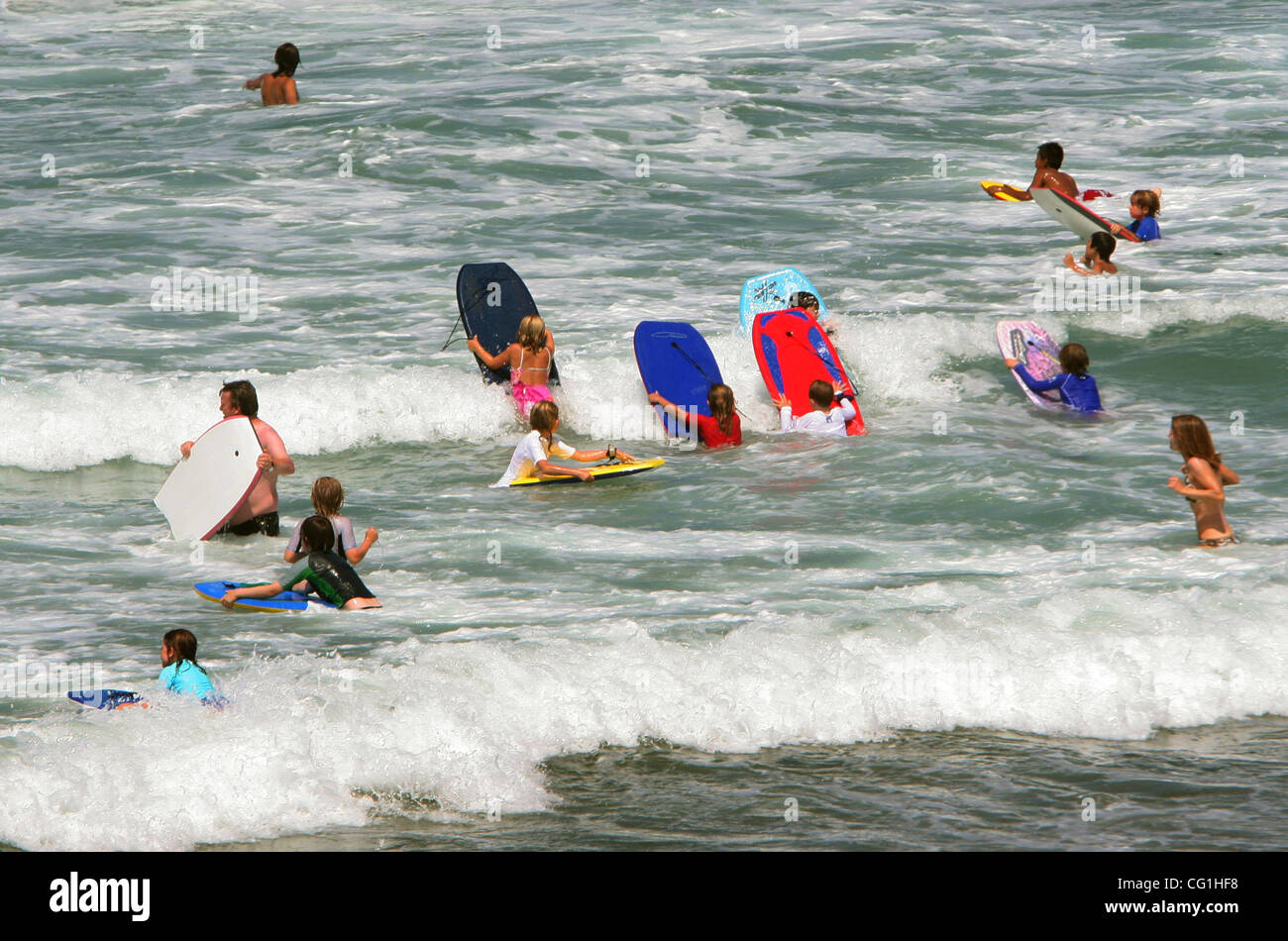 Aug 16, 2007 - Escondido, California, Stati Uniti d'America - DR. CHUNG SHENG WU, dal reparto Meterorological laboratorio di sviluppo a Washington DC ha visitato bagnini locali al chiaro di luna Beach (vedere qui di seguito) per improverip previsioni correnti. (Credito Immagine: © Kohlbauer Don/SDU-T/ZUMA Premere) Restrizioni: la e Orang Foto Stock