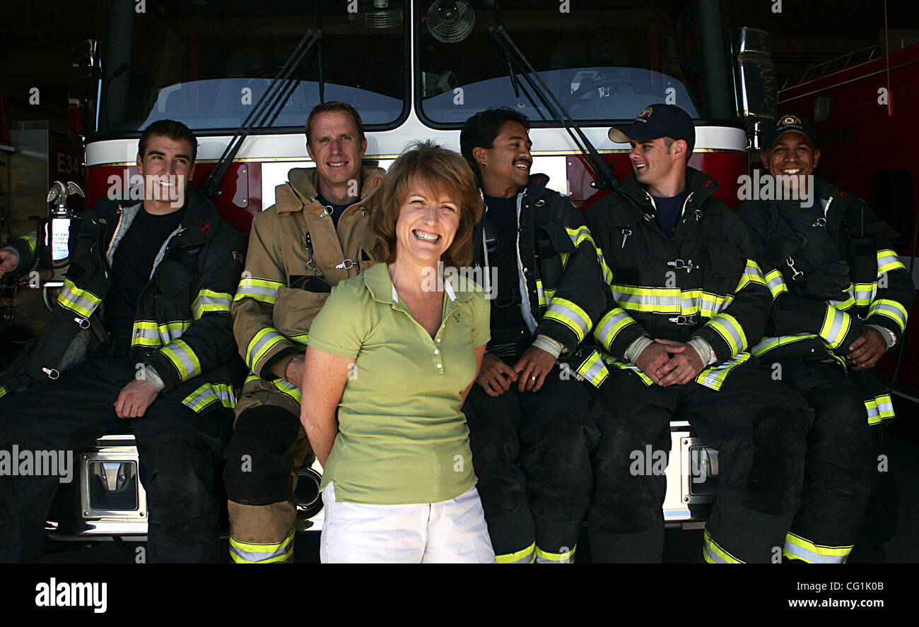 Tonya Hoover, di concordia, si prende una pausa da imballaggio il suo ufficio a costituire con i vigili del fuoco, da sinistra, Adam Thornton, Sean Perkins, Daryle Balao, Adam Goodyear e Jon Ford al Moraga-Orinda Fire District Stazione 41 in Moraga, California il sabato, 18 agosto 2007. Hoover sarà lasciato a Sacramen Foto Stock
