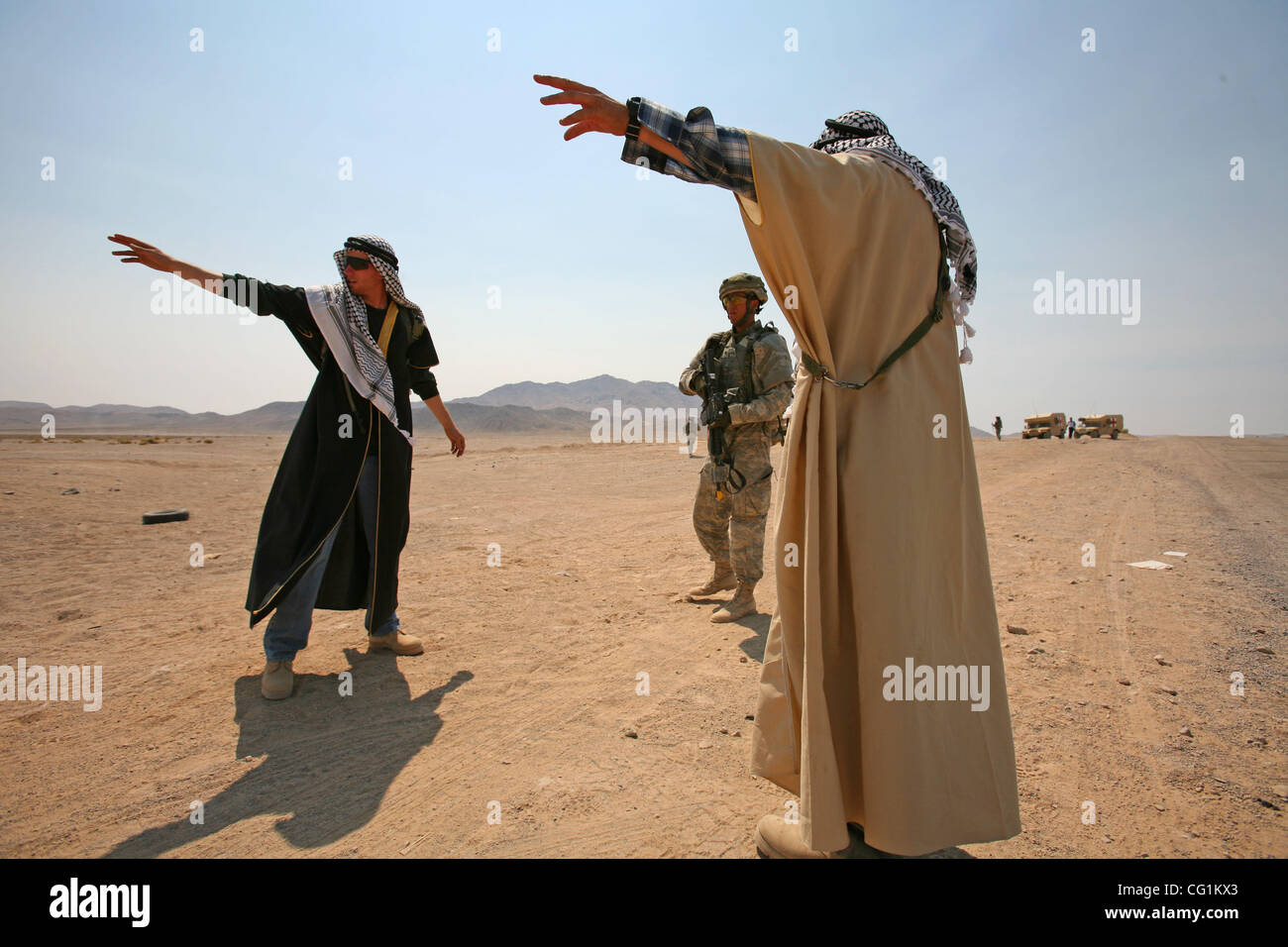 Agosto 22, 2007 - Fort Irwin, California, Stati Uniti - "Iracheno delle vittime dell attentato all'automobile intrappolata truppe diretto alla scena. (Credito Immagine: © Ruaridh Stewart/zReportage.com/ZUMA) Foto Stock